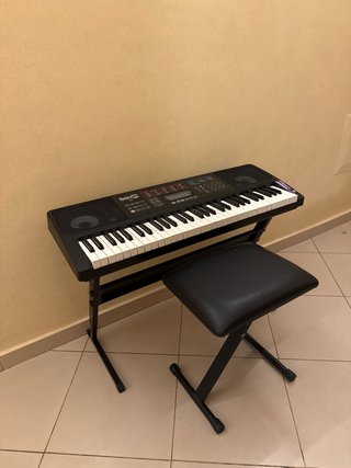Piano Rock Jam con silla incluida y cargador.