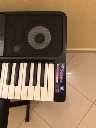 Piano Rock Jam con silla incluida y cargador.