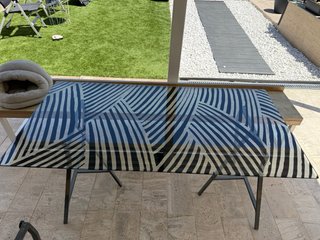 Mesa de cristal con diseño geométrico
