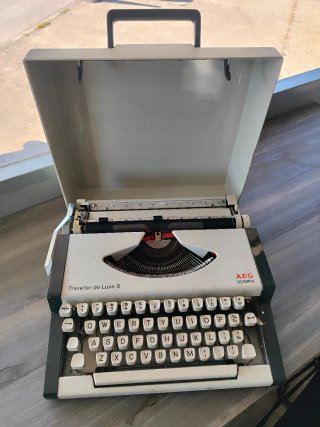 Máquina de escribir AEG Olympia Traveller
