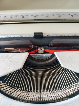 Máquina de escribir AEG Olympia Traveller
