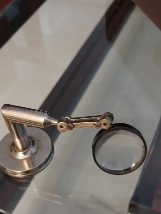 Lupa antigua plegable para hilos