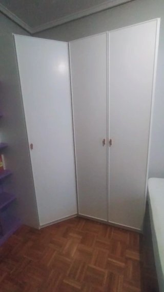 Armario blanco de esquina