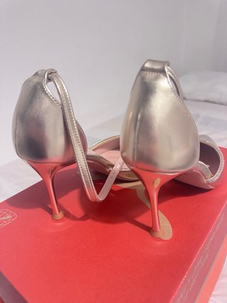 Tacones dorados