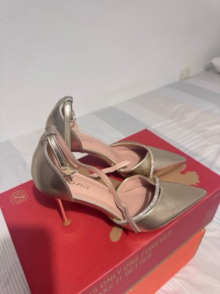 Tacones dorados