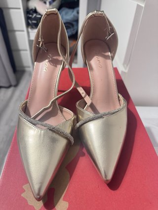 Tacones dorados