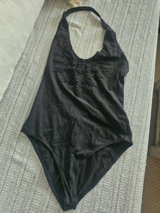 Body negro con detalle de crochet