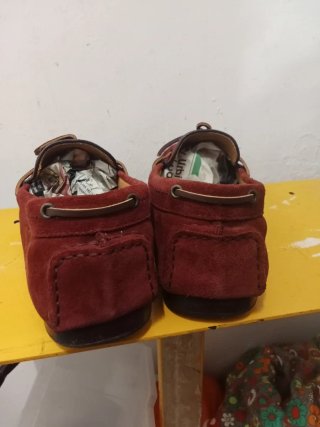 Zapatos de ante y piel rojos