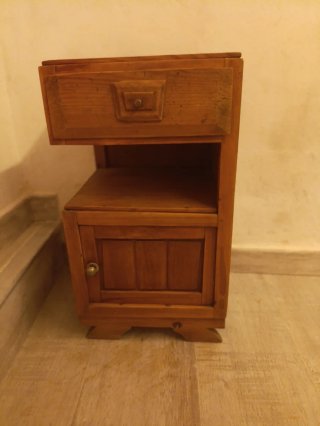 Mesita de noche de madera