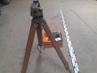 Trípode y regla de topografía