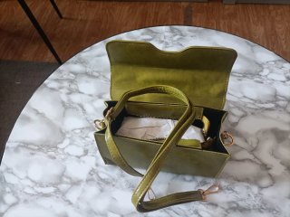 Bolso verde elegante con cadena dorada