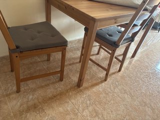 mesa de madera y 4 sillas ,