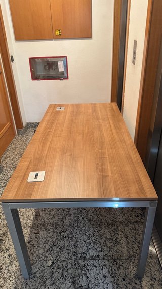 Mesa de oficina madera y metal