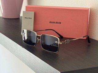 Gafas de sol Miu Miu cuadradas plateadas