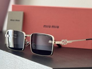 Gafas de sol Miu Miu cuadradas plateadas