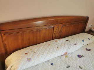 Dormitorio clásico: cama y 2 mesitas