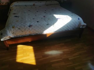 Dormitorio clásico: cama y 2 mesitas
