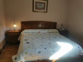 Dormitorio clásico: cama y 2 mesitas