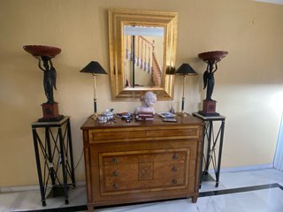 Mobiliario entrada madera y tela en Ojijares grana