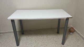 Escritorio blanco y gris