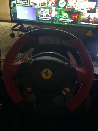 Volante Ferrari Xbox con pedales incluidos.