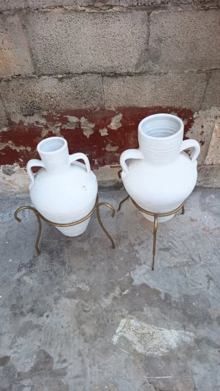 Set di 2 vasi bianchi con supporti dorati