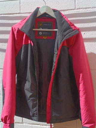 Parka deportiva rosa y negra