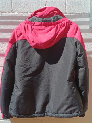 Parka deportiva rosa y negra