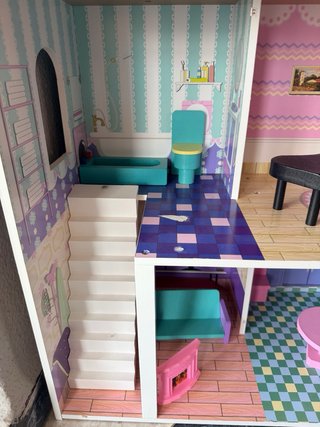 Casita de muñecas rosa con muebles
