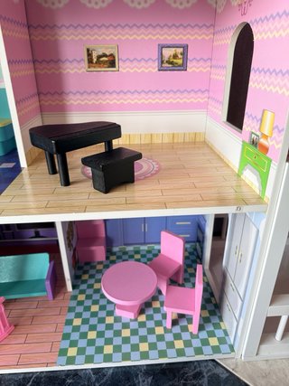 Casita de muñecas rosa con muebles