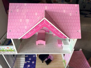 Casita de muñecas rosa con muebles