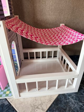 Casita de muñecas rosa con muebles