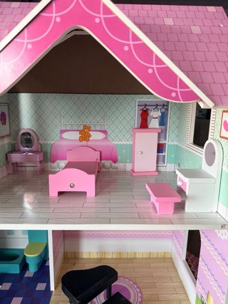 Casita de muñecas rosa con muebles