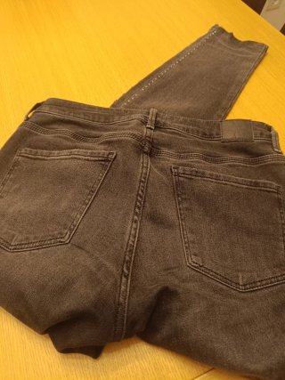 Pantalón vaquero gris con tachuelas