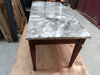 Mesa de madera con tablero de mármol