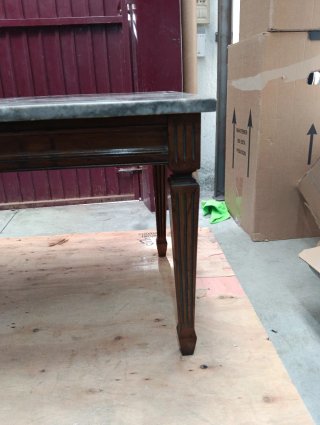 Mesa de madera con tablero de mármol