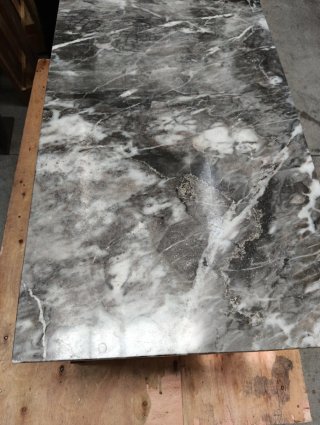 Mesa de madera con tablero de mármol
