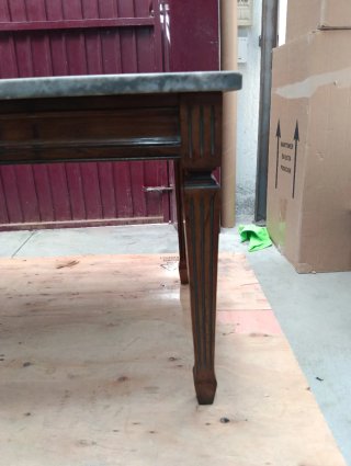 Mesa de madera con tablero de mármol