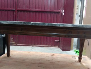 Mesa de madera con tablero de mármol
