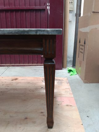 Mesa de madera con tablero de mármol