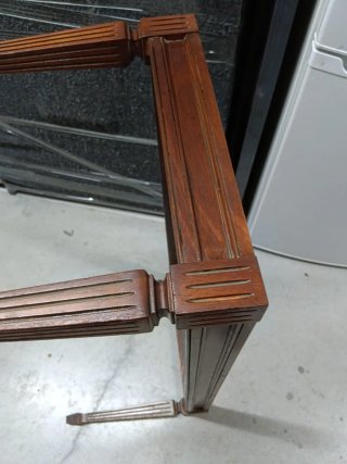 Mesa de madera con tablero de mármol