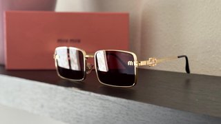 Gafas de sol Miu Miu doradas y marrones