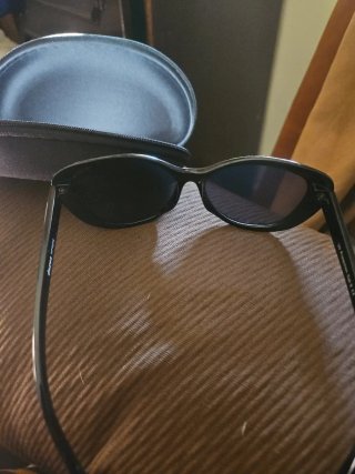 Gafas de sol negras y plateadas