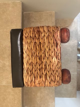 Pouf di stoccaggio in pelle e vimini