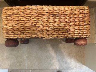 Pouf di stoccaggio in pelle e vimini