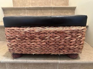 Pouf di stoccaggio in pelle e vimini