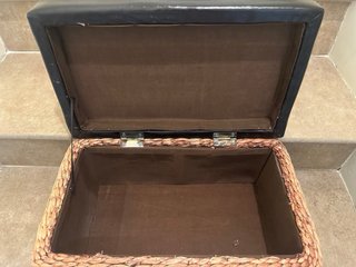 Pouf di stoccaggio in pelle e vimini