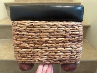 Pouf di stoccaggio in pelle e vimini