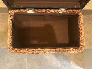 Pouf di stoccaggio in pelle e vimini