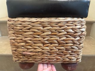 Pouf di stoccaggio in pelle e vimini